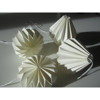 Wohndeko Plisseeanhänger Origami Zeitlose Deko, Weiß, Gefaltet, Papierdeko, Fensterschmuck Wohndeko Plisseeanhänger Origami Zeitlose Deko, Weiß, Gefaltet, Papierdeko, Fensterschmuck von DieFalterei