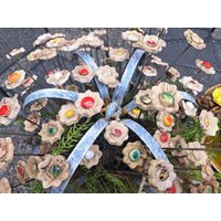 Angebot 15 Keramik Blumen von DieKeramikmacherin