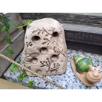 Handgefertigter Keramik Bienenstein Mit Pflanzenprägung von DieKeramikmacherin