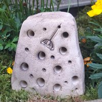 Handgefertigter Keramik Bienenstein Mit Pusteblume Handgefertigter Keramik Bienenstein Mit Pusteblume von DieKeramikmacherin