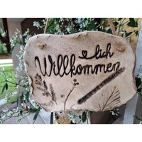 Handgefertigtes Keramik Schild "Herzlich Willkommen" von DieKeramikmacherin