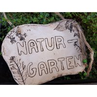 Handgefertigtes Keramik Schild "Naturgarten" von DieKeramikmacherin
