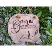 Handgefertigtes Keramik Schild "Sind Im Garten" von DieKeramikmacherin
