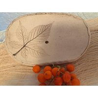 Keramik Seifenschale Oval -Blatt-Dekor von DieKeramikmacherin