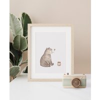 Kinderzimmerposter Bär Mit Biene Im Format A5 | Geburtstagsposter Kind Kinderposter Geschenkidee Kindergeburtstag Babyzimmereinrichtung Kinderzimmerposter Bär Mit Biene Im Format A5 | Geburtstagsposter Kind Kinderposter Geschenkidee Kindergeburtstag Babyzimmereinrichtung von DieKunstletterei