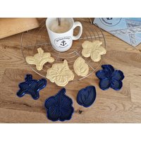 Hibiskusblüte Cookie Cutter Set - Hibiskus Keksausstecher Ausstecher Keksstempel Blumen Tonstempel Flowers Hibiscus Hibiskusblüte Cookie Cutter Set - Hibiskus Keksausstecher Ausstecher Keksstempel Blumen Tonstempel Flowers Hibiscus von DieSaarfriesen