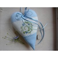 Dekoherz Blütenkranz in Blaukreuzstichherzfrühlingstoffherz von DieStickAG