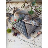 Dekoherz-Set Herbst "Igelfreunde"Dekoherzigelwestfalenstoffherzenkariertdahlbeckhandgesticktherbstdeko Dekoherz-Set Herbst "Igelfreunde"Dekoherzigelwestfalenstoffherzenkariertdahlbeckhandgesticktherbstdeko von DieStickAG