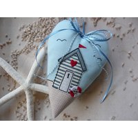 Dekoherz Strandhaus Maritime Sommerdekobadehäuschensommerdekorationmeerurlaubstrandstoffherz von DieStickAG