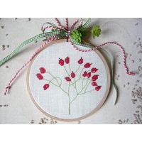 Hagebuttenzweig Stickrahmen Kreuzstichbildherbstdekohandgesticktkreuzstichdahlbeckhagebutte Hagebuttenzweig Stickrahmen Kreuzstichbildherbstdekohandgesticktkreuzstichdahlbeckhagebutte von DieStickAG