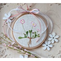 Neubellispflanze Stickrahmen Kreuzstichbildkreuzstichholzrahmendahlbeckfrühlingsdekosommerdekogeschenk Muttertaggänseblümchen von DieStickAG
