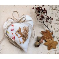 Neudekoherz Eichhörnchen Im Herbst in Kreuzstichdahlbeckherz Handbesticktleinenherzdekoherzbesticktherbstdekogeschenk Frauen Neudekoherz Eichhörnchen Im Herbst in Kreuzstichdahlbeckherz Handbesticktleinenherzdekoherzbesticktherbstdekogeschenk Frauen von DieStickAG