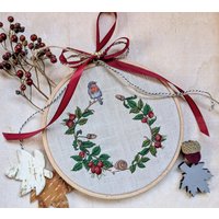 Neuhagebuttenkranz Stickrahmenbildkreuzstichcoradesignherbstdekobeerenkranzgesticktstickmaschinenbildherbstkranzgeschenk Frauen Neuhagebuttenkranz Stickrahmenbildkreuzstichcoradesignherbstdekobeerenkranzgesticktstickmaschinenbildherbstkranzgeschenk Frauen von DieStickAG