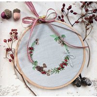 Neuherbstkranz Stickrahmenbildkreuzstichcoradesignherbstdekobeerenkranzgesticktstickmascinenbildhagebuttenkranzgeschenk Frauen Neuherbstkranz Stickrahmenbildkreuzstichcoradesignherbstdekobeerenkranzgesticktstickmascinenbildhagebuttenkranzgeschenk Frauen von DieStickAG