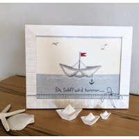 Neukreuzstichbildpapierbootkreuzstichdekoration Maritimhandgesticktsommerdekomaritimsyltstickizzfaltbootschiffchenfernweh von DieStickAG