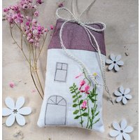 Neuleinenhaus 2 in Kreuzstich Dekohausdahlbeckgeschenk Muttertaggeschenk Zum Einzughandgestickt Neuleinenhaus 2 in Kreuzstich Dekohausdahlbeckgeschenk Muttertaggeschenk Zum Einzughandgestickt von DieStickAG