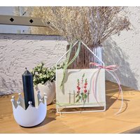 Neumetallrahmen Haus Mit Stockrosenstickrahmenbildkreuzstichfrühlingsdekodeko Frühlinghandgesticktdahlbeckhaus Stickerei von DieStickAG
