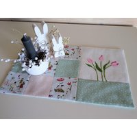 Neuplatzdeckchen in Patchwork Mit Tulpen Kreuzstichtischdekotischdeckchenhandgestickt Deko Frühling Neuplatzdeckchen in Patchwork Mit Tulpen Kreuzstichtischdekotischdeckchenhandgestickt Deko Frühling von DieStickAG