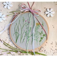 Neusommerwiese Stickrahmenbildkreuzstichacufactumsommerdekoblumenwiesegesticktblütenmustergeschenk Muttertagmitbringsel von DieStickAG