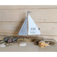 Neutreibholzbootsegelschiffschiffchen Aus Treibholzzum Selbstgestaltenbootmaritime Dekosylthyggeligsegelbootbesticktheimathafen Neutreibholzbootsegelschiffschiffchen Aus Treibholzzum Selbstgestaltenbootmaritime Dekosylthyggeligsegelbootbesticktheimathafen von DieStickAG
