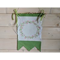 Neuwandbehang " Blumenkranz" in Kreuzstichhandgesticktdahlbeckgänseblümchenwimpelbehangblumengrünsommerdeko von DieStickAG