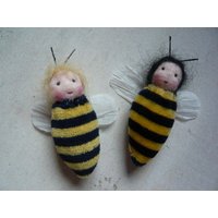 Zwei Bienchen Blumenkinder Jahreszeitentischbienewaldorfartfilzkind von DieStickAG