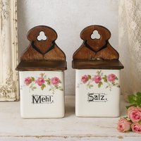 Antike Aufbewahrungsboxen Salzmehl | Set Mit Holzdeckel Aufbewahrungsbehälter Aus Keramik Rosen Schäbiges Bauernhaus Deutschland 1910 von DieTandlerei