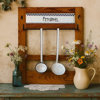 Antikes Utensilienhalter/Rack | Mit 2 Emaille Schaumlöffeln Blau-Weißes Schachbrett Holz, Keramik, Metall Löffelblech, Fettlöffel Um 1900 von DieTandlerei