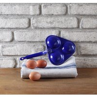 Emaille Eierpfanne Für 3 Spiegeleier | Rechteckige Form Antike, Vintage Donut Teller Dunkelblau & Weiß Bauernhaus Dekoration Österreich 1940Er Jahre Emaille Eierpfanne Für 3 Spiegeleier | Rechteckige Form Antike, Vintage Donut Teller Dunkelblau & Weiß Bauernhaus Dekoration Österreich 1940Er Jahre von DieTandlerei