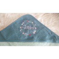 Babybadetuch Kapuzenhandtuch Blumen Dunkelgrün & Wunschname W564 von DieWichtelstickerei