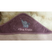 Babybadetuch Kapuzenhandtuch Elefant Mauve & Wunschname W481 von DieWichtelstickerei