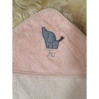 Babybadetuch Kapuzenhandtuch Elefant Rosa Hellrosa & Wunschname W1568 Babybadetuch Kapuzenhandtuch Elefant Rosa Hellrosa & Wunschname W1568 von DieWichtelstickerei