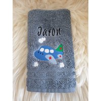 Handtuch Flugzeug Wolken Mit Namen Bestickt W605 Handtuch Flugzeug Wolken Mit Namen Bestickt W605 von DieWichtelstickerei