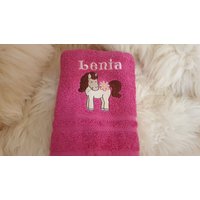 Handtuch Pferd Pony Blume Mit Namen Bestickt W528 von DieWichtelstickerei