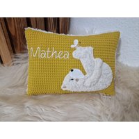 Kissen Taufkissen Bär Teddy Schmetterling Senfgelb Waffel & Wunschnamen W1556 von DieWichtelstickerei