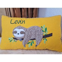 Kissen Taufkissen Faultier Schlafend Punkte Gelb & Wunschnamen W998 Kissen Taufkissen Faultier Schlafend Punkte Gelb & Wunschnamen W998 von DieWichtelstickerei