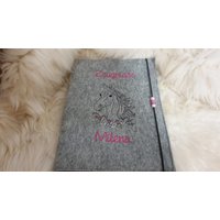 Zeugnismappe Pferd Blumen Wollfilz Mit Namen W126 Zeugnismappe Pferd Blumen Wollfilz Mit Namen W126 von DieWichtelstickerei