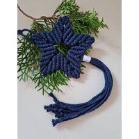 Makramee Weihnachtsdeko, Makrameestern , Geschenkanhänger, Gastgeschenk Weihnachtsfeier Blau Silber von DieWollschmiederin