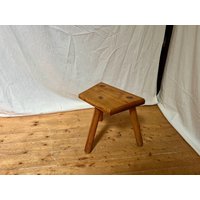 Alter Holzhocker Eichenhocker Blumenhocker Dreibein Rustikal Eichenholz Alter Holzhocker Eichenhocker Blumenhocker Dreibein Rustikal Eichenholz von DiesDasVintage