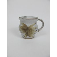 Kleiner Vintage Studio Keramik Krug. Mattweiße Glasur Mit Abstraktem Blatt -/Blumenmuster, Gute Größe Für Einen Tisch Ein Milchkännchen von DigVintageStuff