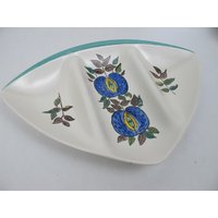 Reizendes Handgemaltes Geteiltes Schälchen. Keramik, Hergestellt Im Jahr 1964. Stilisierte Blaue Granatäpfel. Tolle Form Party Snacks Teller von DigVintageStuff
