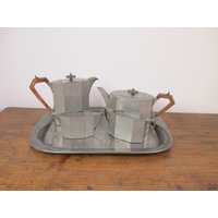 Vintage Art Deco English Pewter Fünfteiliges Tee-Set. Teekanne, Heißwasserkanne Oder Kaffeekanne, Milchkännchen Und Zuckerdose Tablett. Griffe Aus von DigVintageStuff