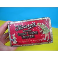 Vintage Blechdose. Rechteckige Dose Mit Scharnier. Rote Thornes Toffeedose Schöner Illustration Von Mädchen Und Ihrem Hund. "Es Ist Zu Schade Für von DigVintageStuff