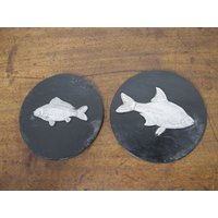 Vintage Fisch Wandbehang. Paar Kleine Schwarze Holz Scheiben Mit Silberfarbenem Metall Graviertem Fischdekor. 11cm Durchmesser von DigVintageStuff