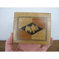 Vintage Handgemachte Hölzerne Zigarettenbox Mit Intarsien Scottie-Hunden. Charmante Flache Kleine Dose von DigVintageStuff