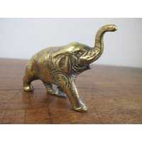 Vintage Elefant Aus Messing. Kleiner Elefant. Erhöhter Stamm von DigVintageStuff