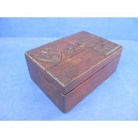 Vintage Zigarettendose Aus Holz Mit Geschnitztem Klappdeckel. Handgemacht. Erinnerungsbox. Schmuckschatulle von DigVintageStuff