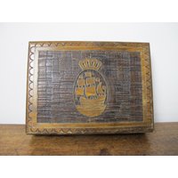 Vintage Zigaretten Box Aus Holz Mit Krone Und Segelschiff Dekoration. Eingelegtes Metall. Einfache Unterteilte Flache Dose von DigVintageStuff
