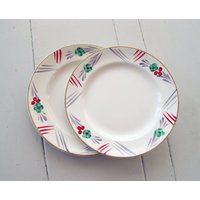 Zwei 50Er Jahre Kuchenteller Von Crownford. Reizende Handgemalte Rotgrüne Und Silberne Blumen Streifen von DigVintageStuff