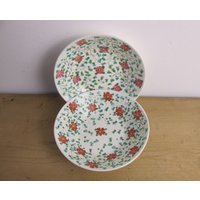 Zwei Antike Handbemalte Kleine Schälchen. Flache Porzellanschalen Mit Rosa Blumen Blättern. 14 cm Durchmesser von DigVintageStuff